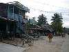 Hut Bay, village principal de la Petite Andaman. La direction de la guest house est indiquée dans le panneau losange.